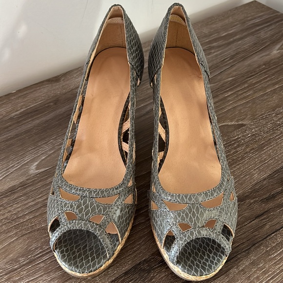 NWOT Sexy Snake Print Wedge Shoes Peep Toe Grey Cut Out - Picture 6 of 6